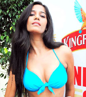 model poonam pandey semi nude photo on twitter