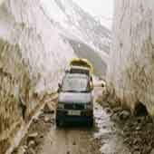 tourists-evacuated-from-rohtang-pass-07201111